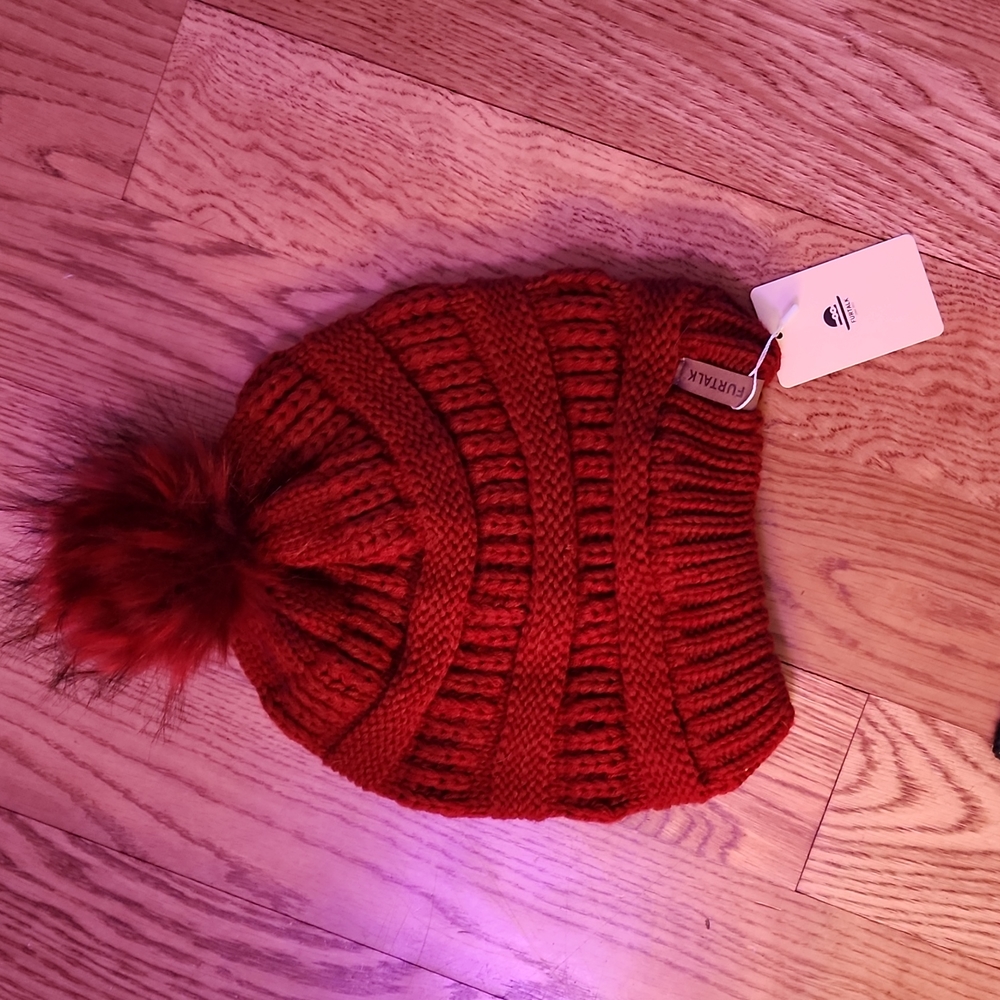 Nwt. Women's knit hat in red. Brand Furtalk.